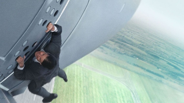 Rồi trong “Mission: Impossible - Rogue Nation” (2015), Cruise bám vào một chiếc máy bay quân sự khi nó đang cất cánh bay lên không trung.
