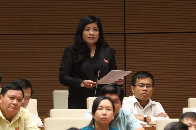 Phó Thủ tướng: Không đầu tư BOT trên tuyến đường độc đạo - 2
Đại biểu Đàm Thị Mỹ Hương (Ninh Thuận) đề nghị ông Thể làm rõ việc công khai thu phí BOT. (Ảnh: Như Phúc)