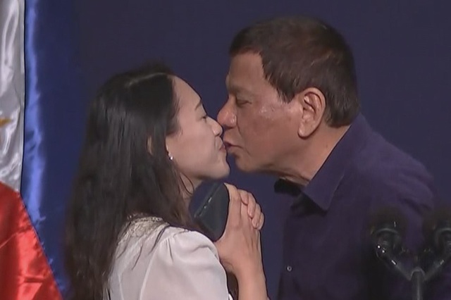 Tổng thống Philippines hứng chỉ trích vì hôn môi người phụ nữ trên sân khấu - 1
Tổng thống Philippines Rodrigo Duterte hôn người phụ nữ trong sự kiện tại Hàn Quốc ngày 3/6. (Ảnh: ABS News)
