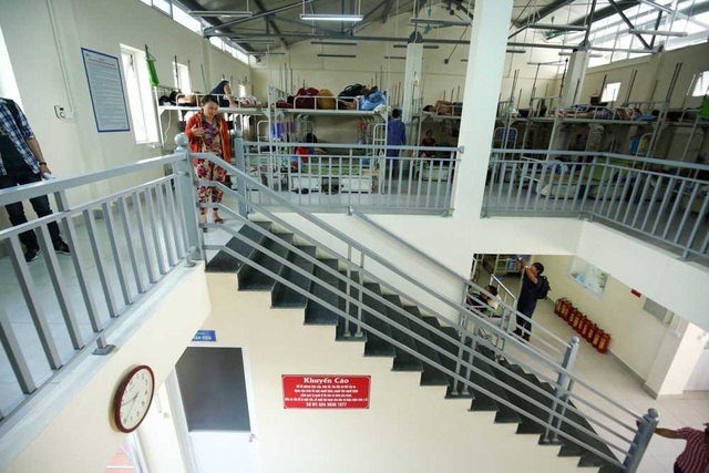 "Mục sở thị" nhà trọ giá 15 nghìn đồng ở bệnh viện Việt Đức - 4
Các giường tầng được bố trí trong một khu nhà hai tầng khá thoáng mát.