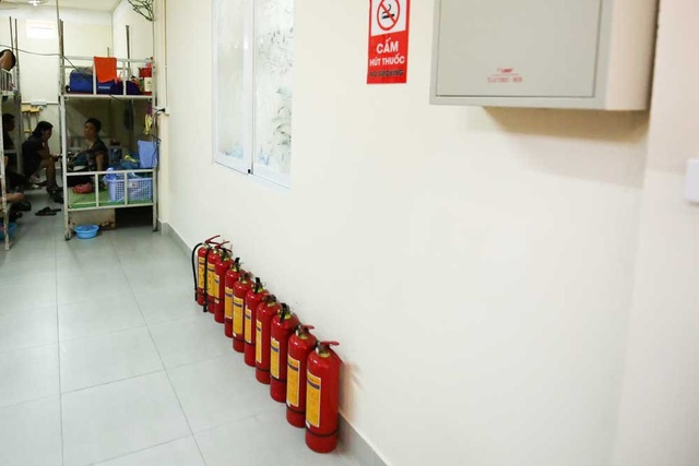 "Mục sở thị" nhà trọ giá 15 nghìn đồng ở bệnh viện Việt Đức - 11
Nhà trọ cũng được trang bị dụng cụ chữa cháy theo quy định.