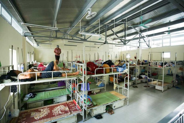 "Mục sở thị" nhà trọ giá 15 nghìn đồng ở bệnh viện Việt Đức - 3
Khu nhà trọ giá rẻ của bệnh viện Việt Đức được bố trí các giường tầng trong phòng tập thể.