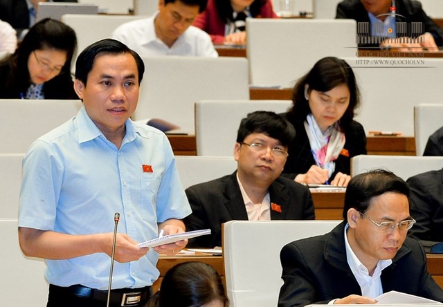 Đại biểu 9/10 ngày lo hít thở không khí ô nhiễm, Bộ trưởng trấn an - 3
Đại biểu Quốc hội Lê Công Đỉnh (Long An) chất vấn về tình trạng sạt lở tại ĐBSCL