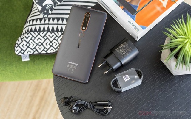 5 điểm hút khách của Nokia 6 mới so với phiên bản cũ - 1 Thiết kế cụm camera của Nokia 6 mới dài hơn so với bản cũ với 1 đầu là camera 16MP, 1 đầu là đèn LED