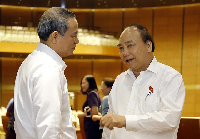 Thủ tướng: “Tôi nhận rất nhiều tin nhắn, thư góp ý về cho thuê đất tại đặc khu” - 1 Thủ tướng Nguyễn Xuân Phúc trao đổi với các đại biểu bên hành lang Quốc hội (ảnh: Như Phúc)