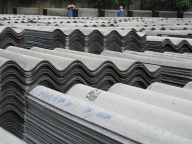 Việc Bộ Xây dựng dự kiến dừng sản xuất amiăng trắng gây nên nhiều ý kiến phản đối (Ảnh minh họa/PLO)