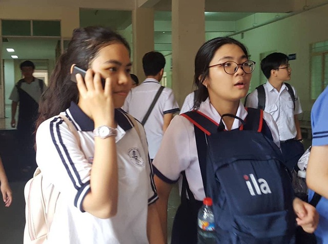 Đề Văn và Toán vào lớp 10 Trường Trung học Thực hành - ĐH Sư phạm TPHCM - 1
Học sinh thi vào trường Trung học Thực hành ĐH Sư phạm TPHCM sau buổi thi Văn chiều nay.
