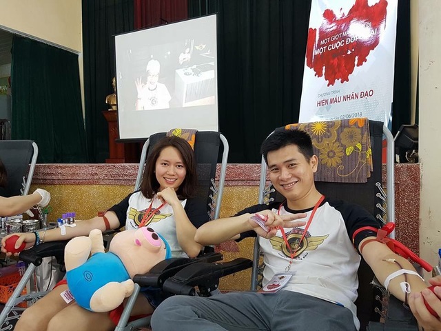 Hành trình đỏ nhân văn "Nơi bắt đầu" của cựu học sinh Việt Đức - 3 Bạn Thái Thanh Nga - Trưởng ban liên lạc CHS khoá 1998-2001 và Bạn Hoang Tấn Trúc - Phó Trưởng ban liên lạc CHS khoá 1998-2001