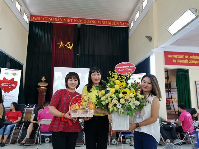 Hành trình đỏ nhân văn "Nơi bắt đầu" của cựu học sinh Việt Đức - 6 BTC sự kiện tặng hoa cho cô Nguyễn Bội Quỳnh - Hiệu trưởng trường PTTH Việt Đức