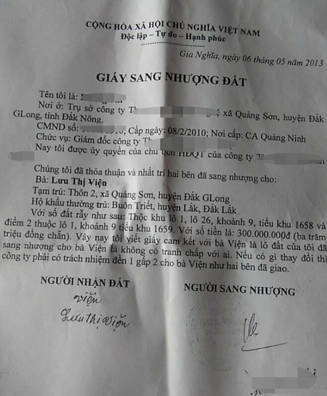 Ai thuê nhóm giang hồ trắng trợn đòi tiền "bảo kê" của hàng loạt nông dân? - 3 Giấy sang nhượng đất giữa bà Viện với công ty lâm nghiệp (ảnh: người dân cung cấp)