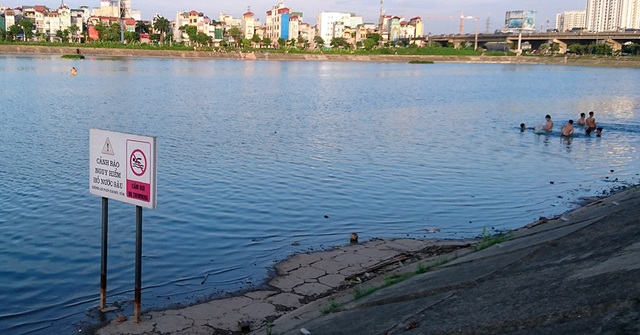 Hà Nội: Người dân tắm hồ Linh Đàm bất chấp nguy hiểm - 1
Hồ Linh Đàm có nhiều biển cảnh báo nguy hiểm. Tuy nhiên, vẫn có khá đông người dân tới đây tắm mát trong những ngày hè nóng nực.