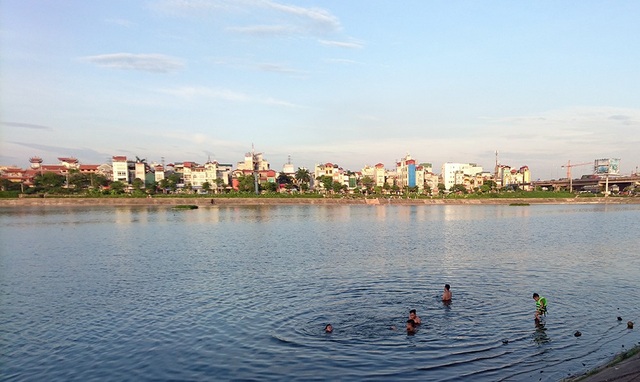 
Hồ Linh Đàm thường thu hút đông người tới tắm mát vào các buổi chiều. Nơi đây cũng từng xảy ra tai nạn đuối nước thương tâm.
