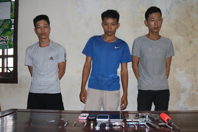 Tóm gọn nhóm thanh niên chuyên trộm xe máy - 1 Các đối tượng và dụng cụ hành nghề tại cơ quan điều tra.