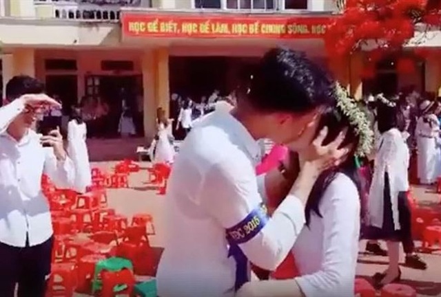 Choáng với những bộ kỷ yếu "Vỗ mông, hôn má, mình cưới nhau đi" - 1
Những hình ảnh quá bạo dạn trong lễ bế giảng