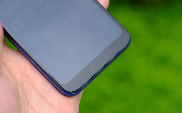 7 điểm nhấn sáng giá trên Honor 10 giá dưới 10 triệu đồng - 4 Cảm biến vân tay siêu âm đặt ngay dưới mặt kính thuận tiện cho sử dụng