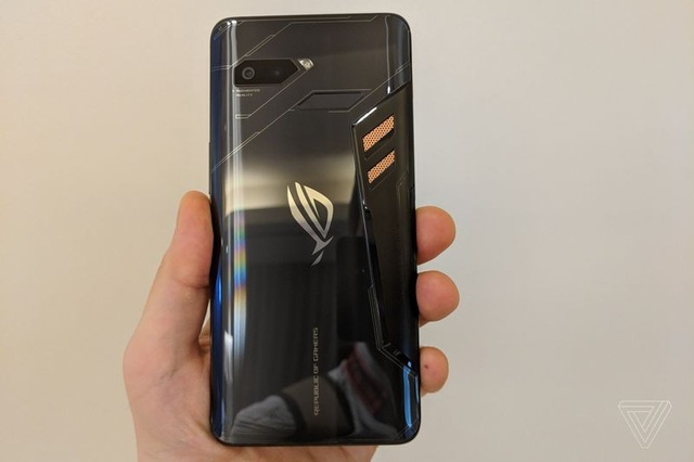 Những sản phẩm ấn tượng nhất trình làng tại Triển lãm công nghệ Computex 2018 - 1 Mặt lưng ROG Phone với thiết kế “hầm hố” đúng chất game thủ