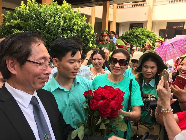 Bác sĩ Hoàng Công Lương: “Quyết định của HĐXX là quyết định đáng mừng nhất...” - 2 Nhiều người vui mừng sau kết quả của HĐXX tuyên trả hồ sơ điều tra bổ sung vụ án chạy thận khiến 9 người tử vong (Ảnh: Trần Thanh)