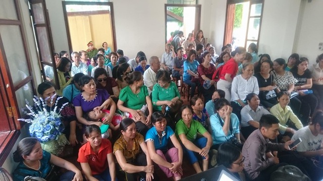 Trả hồ sơ vụ chạy thận làm 9 người tử vong, kiến nghị khởi tố 2 trưởng khoa - 6
Tại phòng xử án số 2, người dân đã đến rất đông để theo dõi phiên toà qua màn hình tivi được tường thuật trực tiếp diễn biến phiên toà.