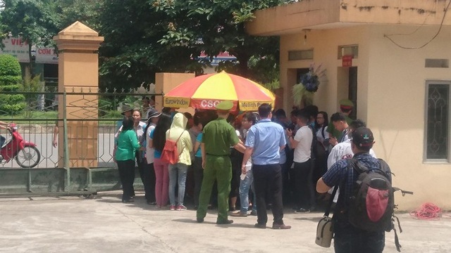 Trả hồ sơ vụ chạy thận làm 9 người tử vong, kiến nghị khởi tố 2 trưởng khoa - 5
Lực lượng chức năng kiểm tra an ninh những người đến tham dự buổi tuyên án chiều nay