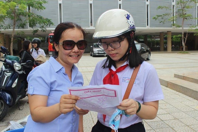 Đà Nẵng: Đề Văn lớp 10 chuyên Văn nhẹ nhàng - 1
Thí sinh cùng phụ huynh xem lại đề Văn sau buổi thi vào THPT chuyên Lê Quý Đôn - Đà Nẵng sáng nay 5/6.