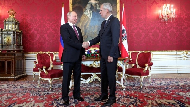 Ông Putin thừa nhận Nga gặp khó khăn vì lệnh trừng phạt - 1 Tổng thống Putin bắt tay người đồng cấp Áo Alexander Van der Bellen trong cuộc gặp tại Vienna ngày 5/6 (Ảnh: RT)