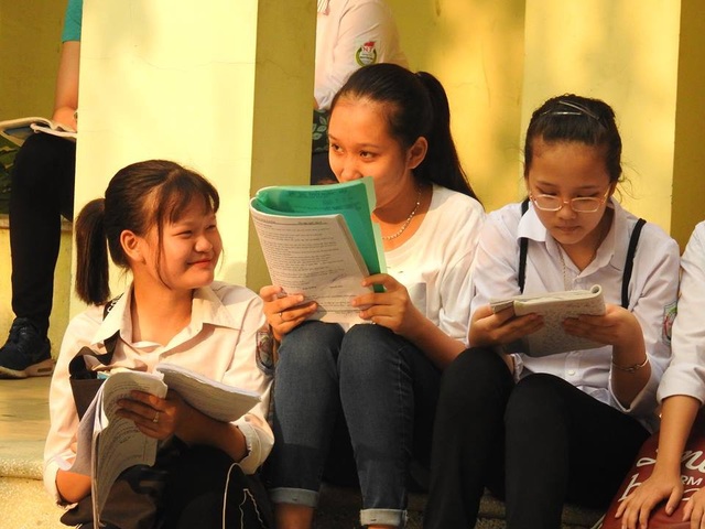 Gợi ý giải đề thi Văn lớp 10 của Hà Nội - 2 Thí sinh cho biết đề Văn không quá khó.