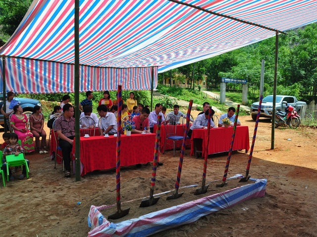Khởi công công trình phòng học Dân trí thứ 19 và cầu Dân trí thứ 16 tại Phú Thọ - 5
Quang cảnh buổi lễ khởi công giản dị nhưng ấm áp nghĩa tình.