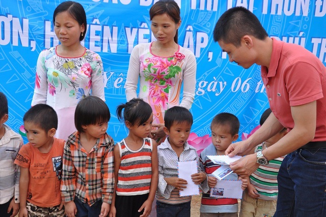Khởi công công trình phòng học Dân trí thứ 19 và cầu Dân trí thứ 16 tại Phú Thọ - 6
Phó Tổng Biên tập báo Dân trí Phạm Tuấn Anh trao tặng 10 suất học bổng từ Quỹ Nhân ái tới 10 em học sinh có hoàn cảnh khó khăn của trường.