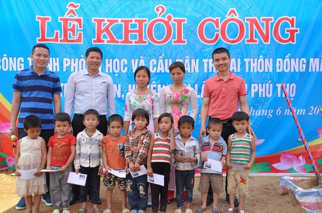 Khởi công công trình phòng học Dân trí thứ 19 và cầu Dân trí thứ 16 tại Phú Thọ - 12
Các em học sinh nhận được học bổng tại buổi lễ.