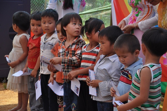 Khởi công công trình phòng học Dân trí thứ 19 và cầu Dân trí thứ 16 tại Phú Thọ - 11 Các con rồi đây sẽ có phòng học mới khang trang hơn, sạch sẽ hơn.