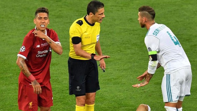 Roberto Firmino:"Sergio Ramos là gã ngốc" - 1
Firmino (trái) và Ramos (phải) trong trận chung kết Champions League 2017/18