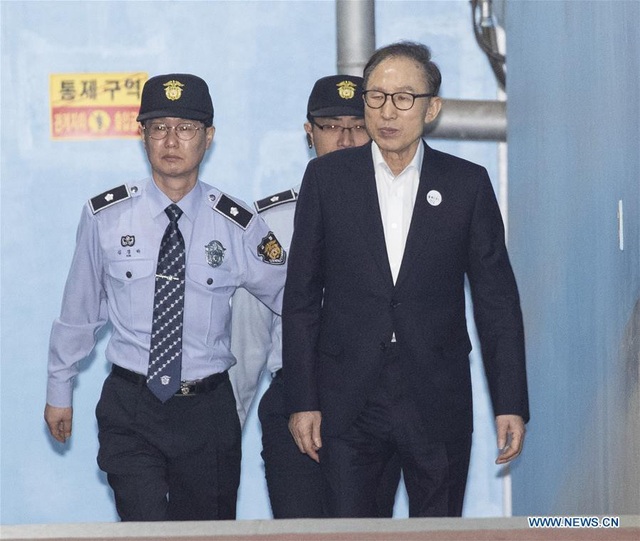 Cựu tổng thống Hàn Quốc than phiền về cuộc sống khó khăn trong tù - 1 Cựu Tổng thống Lee Myung-bak được đưa tới tòa án Seoul hồi tháng 5 (Ảnh: Tân Hoa Xã)