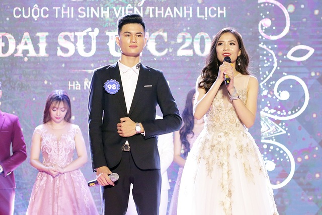 Cận cảnh nhan sắc Tân hoa khôi ĐH Giao thông vận tải - 6
Bình tĩnh đưa ra quan điểm của mình trong phần thi ứng xử