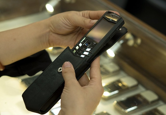 "Tay chơi" Hà Thành sưu tập bộ điện thoại Vertu chục tỷ hiếm có - 12
Mỗi tháng anh bỏ tiền ra sưu tập khoảng 3 chiếc điện thoại