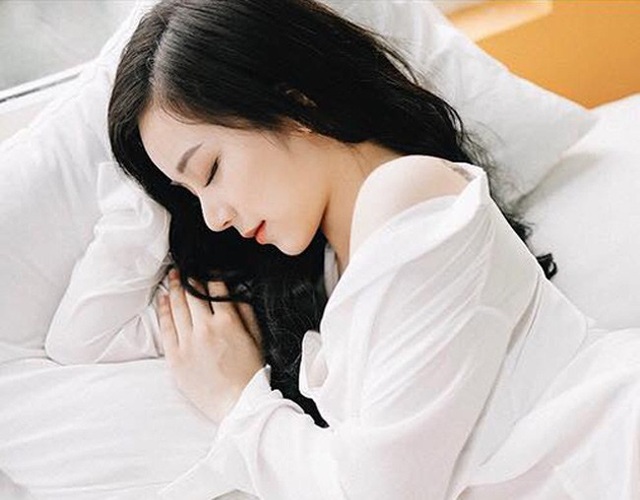 Những lần đăng ảnh khiến fan "sốt xình xịch" của hot girl ngủ gật - 5
Thủy Tiên không ngại ngần chia sẻ những shoot hình nghệ thuật táo bạo trên Facebook và Instagram.