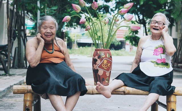 Nụ cười yêu đời của hai cụ bà bên hoa sen - 10 Niềm vui tuổi về già đôi khi cũng chỉ là những cuộc trò chuyện bên nhau đầy tiếng cười, nhưng qua bộ ảnh người xem như được truyền cảm hứng, thêm yêu đời và luôn cười rạng rỡ.