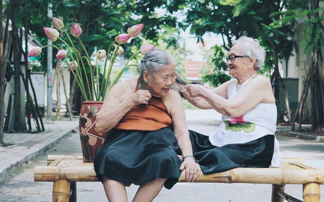 Nụ cười yêu đời của hai cụ bà bên hoa sen - 7 Luôn quan điểm “chụp ảnh muốn gì thì cũng phải tươi người ta mới cảm mến mình” nên hai cụ luôn tươi cười từ đầu đến cuối buổi chụp hình.
