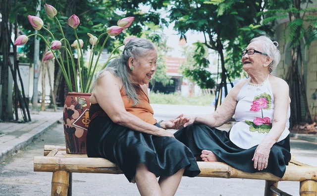 Nụ cười yêu đời của hai cụ bà bên hoa sen - 5 Để bộ ảnh thêm tự nhiên và vui vẻ, cụ Kim đã ngỏ ý rủ thêm cụ Yên cùng mình chụp ảnh để thắm “tình chị em”.