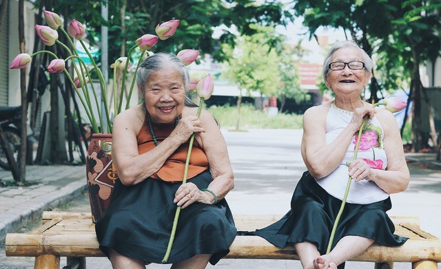 Nụ cười yêu đời của hai cụ bà bên hoa sen - 4 “Khi mình nói chuyện có trêu các cụ là “các cô gái bây giờ toàn mặc yếm ra hồ sen chụp thôi” thì u Kim (cách gọi các cụ bà tại đây) bảo luôn “ngày xưa u mặc yếm mãi, giờ người như chum vại thế này thì u chịu”, một nhân viên trong trung tâm chia sẻ. Tuy nhiên, sau khi được động viên sẽ chụp yếm thật đẹp cụ Kim đã tự tin lên hình.