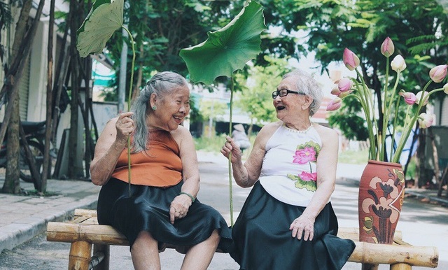 Nụ cười yêu đời của hai cụ bà bên hoa sen - 3 Được biết tại đây, cứ vào mỗi mùa hoa đều sẽ chụp ảnh cho các cụ nên bộ ảnh rạng rỡ bên hoa sen của hai cụ cũng ra đời như thế với mong muốn mang hương sen đến cho các cụ.