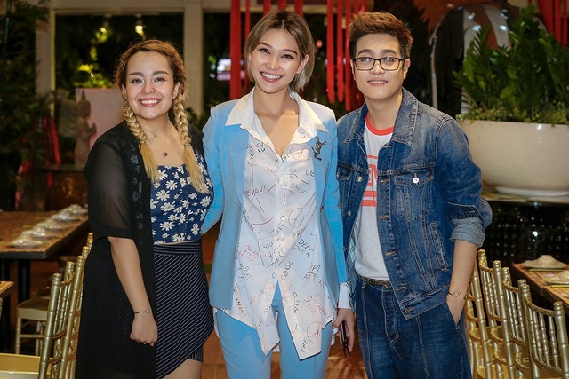 Bùi Anh Tuấn hạnh phúc vì được Tố Tố ôm hôn thắm thiết - 9 Diệp Linh Châu cũng tham gia trong chương trình đến chúc mừng Bùi Anh Tuấn và Tố Tố
