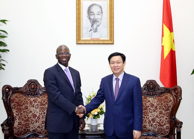 Tại Việt Nam, tỷ lệ thuế nhà phải nộp của người nghèo cao hơn người giàu - 1 Phó Thủ tướng Vương Đình Huệ và ông Ousmane Dione - Giám đốc Quốc gia WB tại Việt Nam.