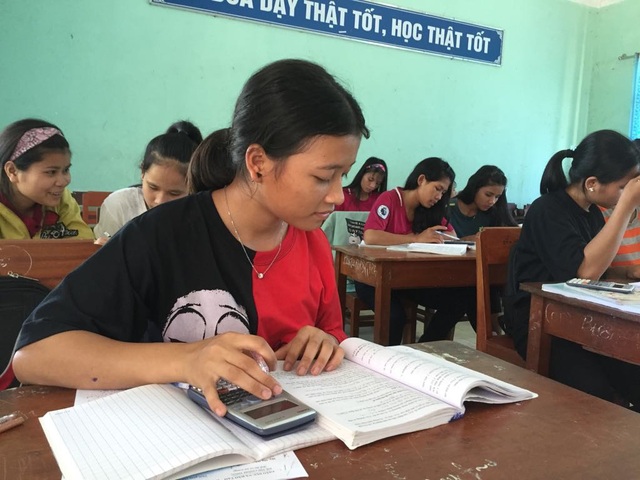 Học sinh vùng cao nỗ lực ôn thi để “vượt vũ môn” - 2 Đa phần học sinh vùng cao có học lực còn hạn chế nên các em xác định phải nỗ lực hết mình khi ôn thi