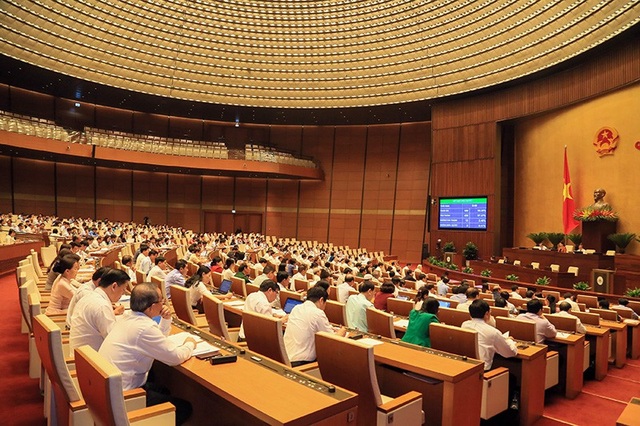Cuối 2018, thuế xăng “kịch trần” 4.000 đồng/lít, đến 2020 mới được tăng tới 8.000 đồng - 2
Nghị quyết về chương trình xây dựng luật, pháp lệnh năm 2019 vừa được Quốc hội thông qua. (Ảnh: Như Phúc)