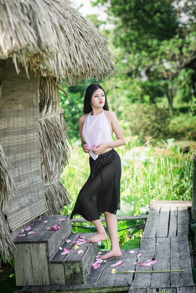 Tranh cãi bộ ảnh thiếu nữ hở bạo bên sen đầu mùa - 8 Minh Chi quan điểm rằng phải kiếm thật nhiều tiền để không vì tiền mà ép mình đến bên một ai đó và sẽ phải rời xa một ai đó cũng chỉ vì tiền.