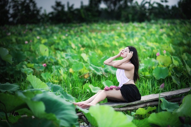 Tranh cãi bộ ảnh thiếu nữ hở bạo bên sen đầu mùa - 3 Vì hướng tới vẻ đẹp gợi cảm, hiện đại, ghi dấu khoảnh khắc thanh xuân của người con gái, Minh Chi không ngại ngần buông hững hờ dây yếm.