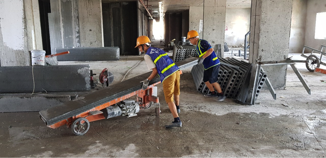 Vật liệu xây dựng không nung “ung dung” chiếm lĩnh thị trường - 2 Thi công tấm tường mới nhanh hơn cách xây truyền thống