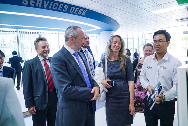 Sách giáo khoa Toán ở Việt Nam khó nhưng sẽ đào tạo tư duy tốt - 1 Ông Václav Klaus, Chủ tịch Ủy ban Khoa học, Giáo dục, Văn hóa, Thanh niên và Thể thao Cộng hòa Séc dẫn đầu Đoàn đại biểu Hạ viện CH Séc thăm trường ĐH Tôn Đức Thắng