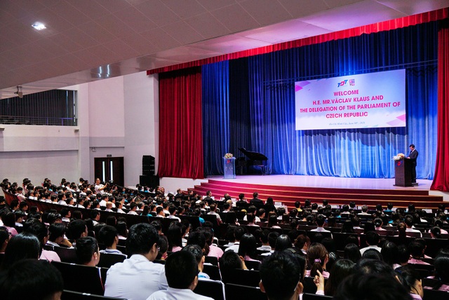 Sách giáo khoa Toán ở Việt Nam khó nhưng sẽ đào tạo tư duy tốt - 3 Trung tâm giáo dục thế giới thế kỷ 21 – Phương Đông hay Phương Tây” là chủ đề mà ông Václav Klaus trao đổi với sinh viên