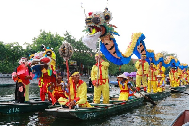 Khai mạc tuần du lịch “Sắc vàng Tam Cốc – Tràng An” - 6 Rước rồng trên sông Ngô Đồng